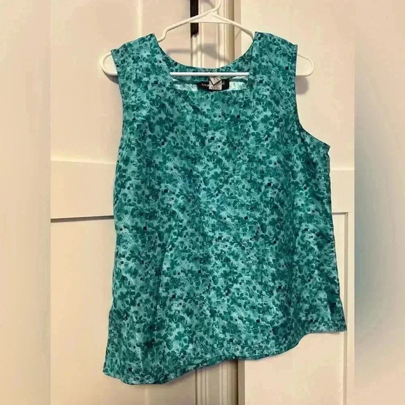 Tops - NWOT Floral top